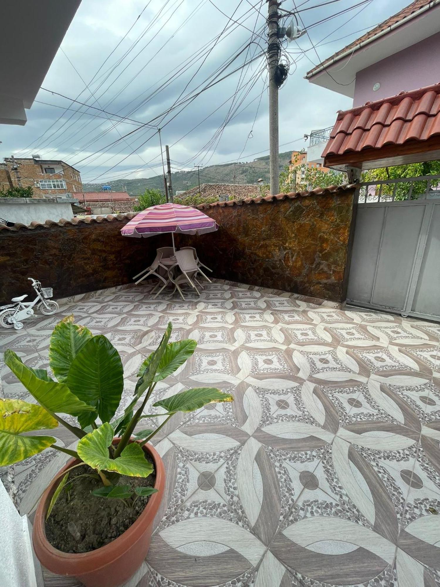 Guesthouse Albi Berat Exteriör bild